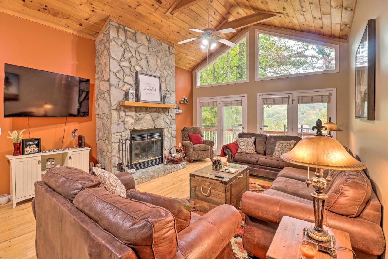 Rustic Red Cabin With Deck In Maggie Valley Club! ภายนอก รูปภาพ