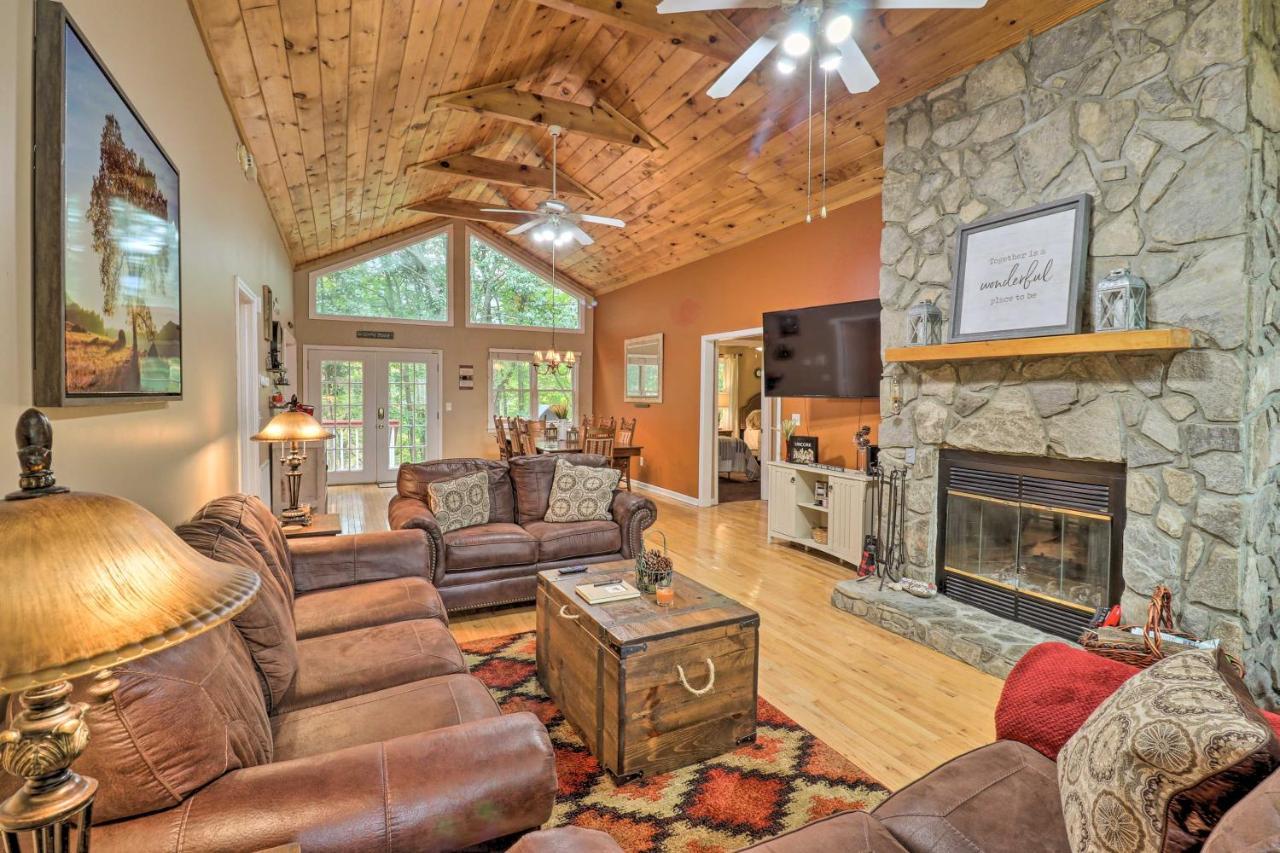 Rustic Red Cabin With Deck In Maggie Valley Club! ภายนอก รูปภาพ