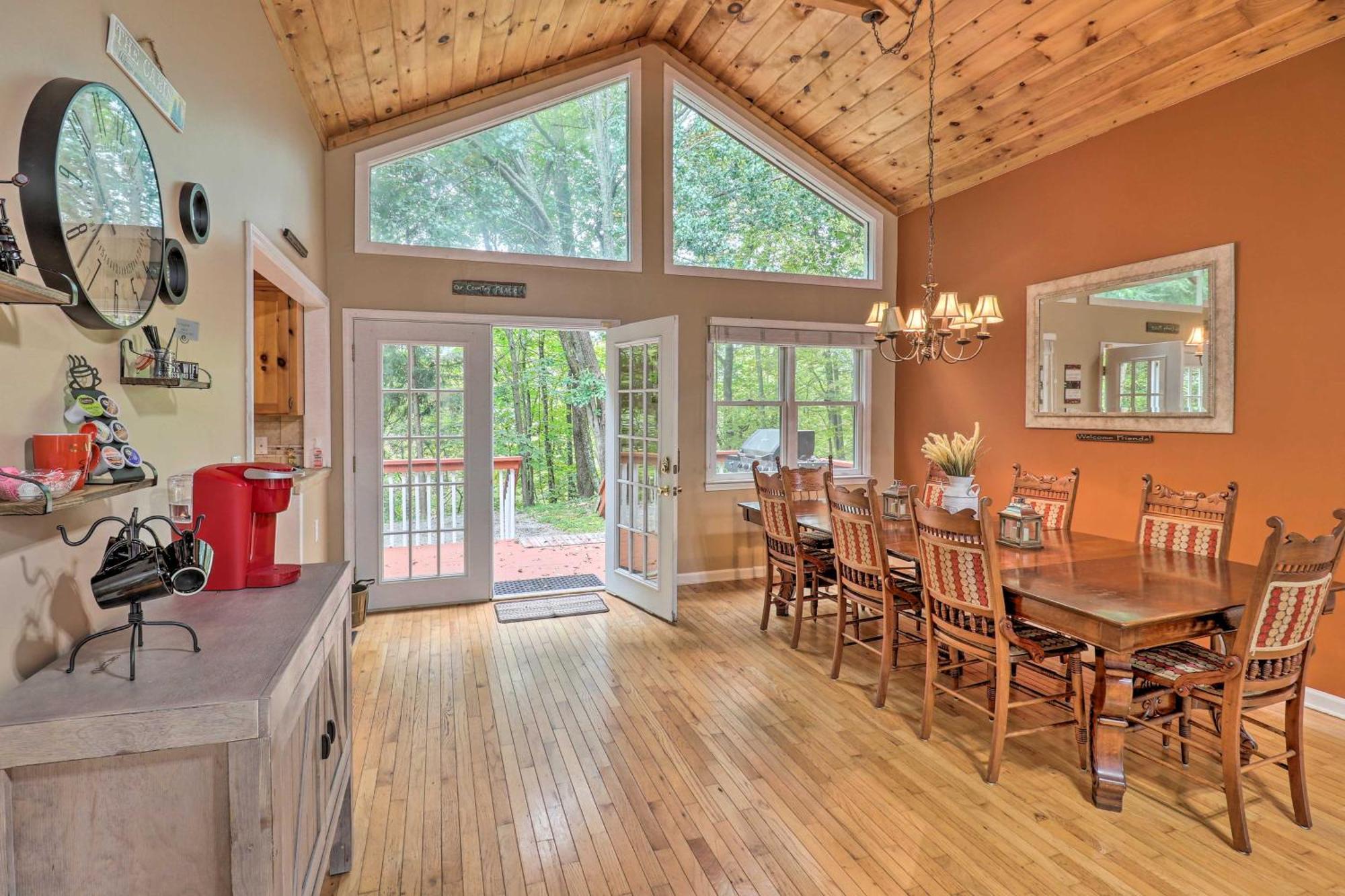 Rustic Red Cabin With Deck In Maggie Valley Club! ภายนอก รูปภาพ