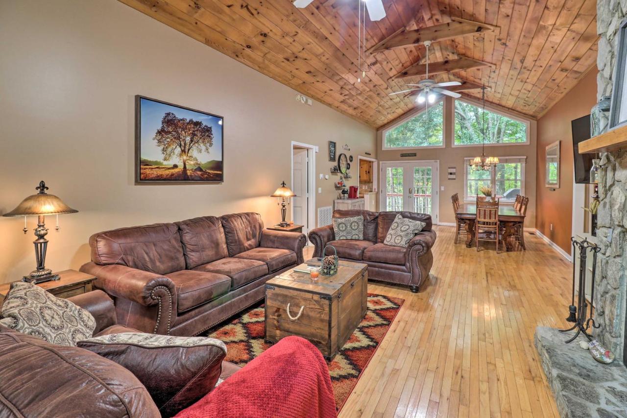Rustic Red Cabin With Deck In Maggie Valley Club! ภายนอก รูปภาพ
